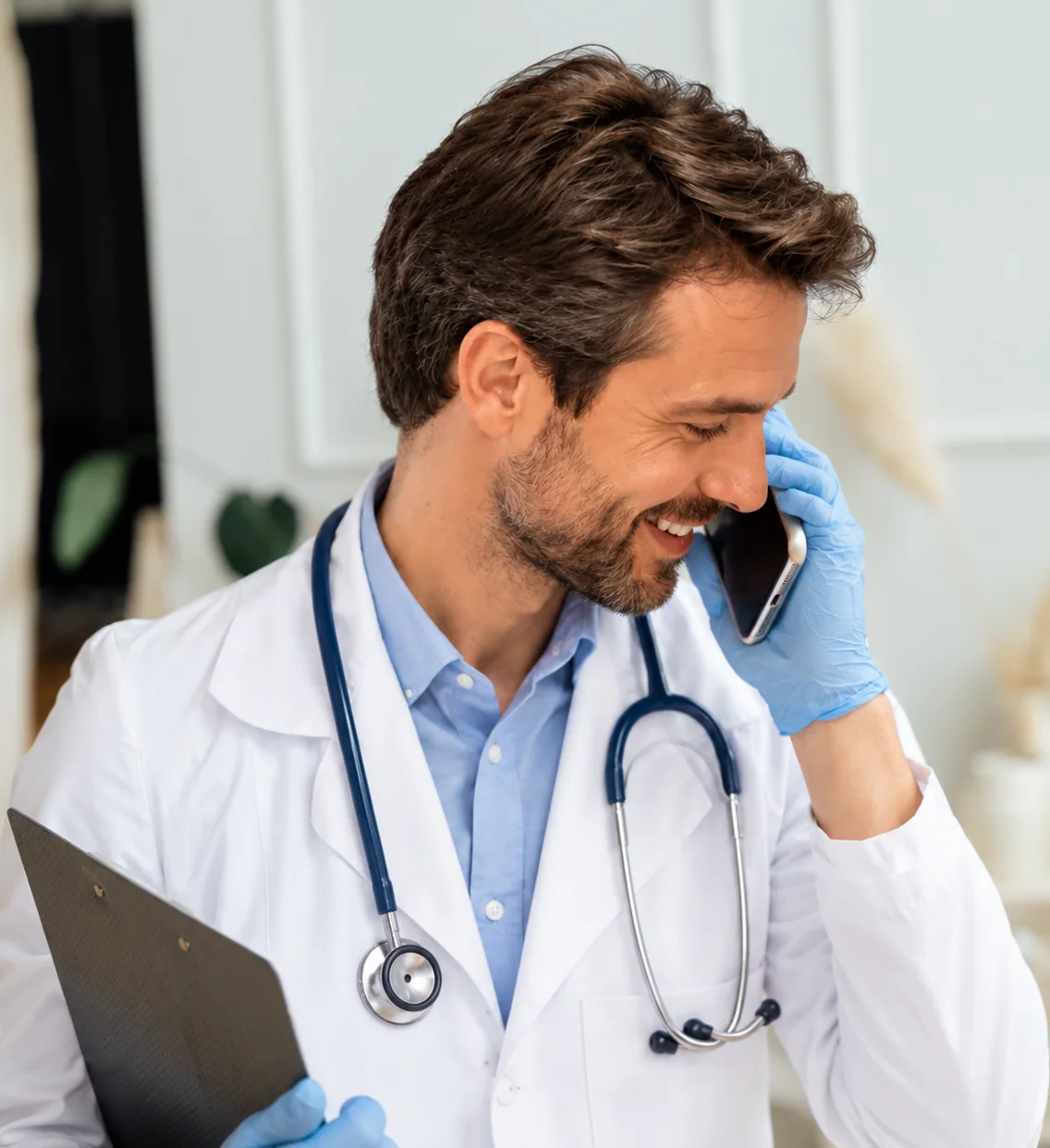 Le Dr Thomas Martin au téléphone